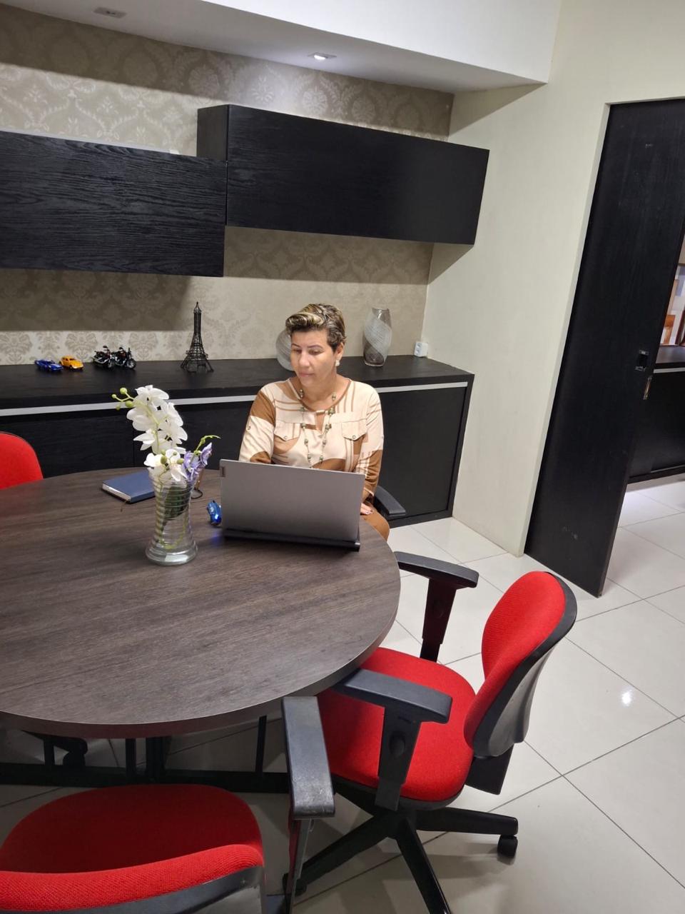 Dra. No&ecirc;mia Gomes atendendo no escrit&oacute;rio